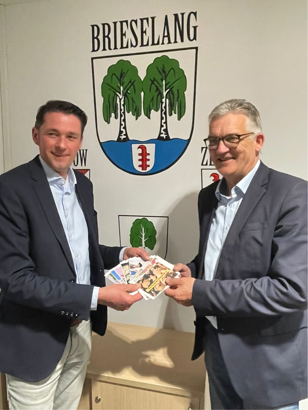 Fabian Bleck überreicht nach seiner Nominierung zum Bürgermeisterkandidat Uwe Feiler, Bundestagsabgeordneter für das Havelland, Karten mit Bitten und Forderungen der Aktion „Kita-Kollaps“.